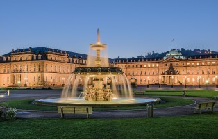 1280px-neues_schloss_schlossplatzspringbrunnen_schlossplatz_stuttgart_2015_01