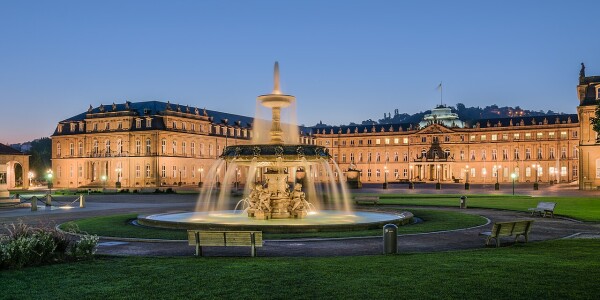 1280px-neues_schloss_schlossplatzspringbrunnen_schlossplatz_stuttgart_2015_01