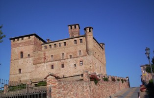 1455px-castle_of_grinzane_cavour