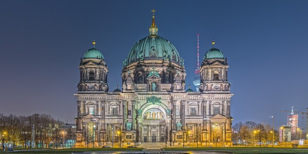 Die Westfassade des Berliner Doms bei Nacht.