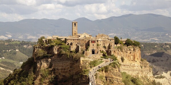 1080px-civita_bagnoregio_-_panorama