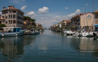 1080px-hafen_in_grado