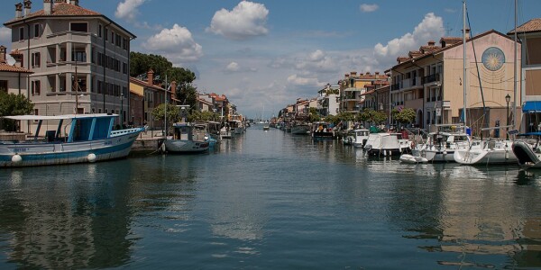1080px-hafen_in_grado