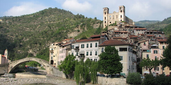 960px-dolceacqua38_-_panorama_del_paese_vecchio