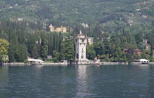 640px-lago_di_garda_gardone_riviera_001