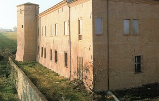 818px-angolo_nordest-castello_di_spezzano