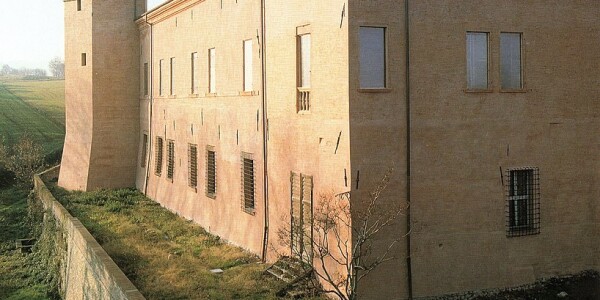 818px-angolo_nordest-castello_di_spezzano