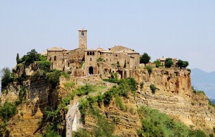 960px-civita_di_bagnoregio_-veduta