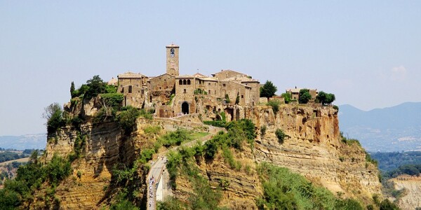 960px-civita_di_bagnoregio_-veduta