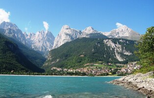 960px-lago_di_molveno_in_estate