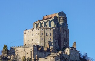 960px-sacra_di_san_michele_-_overview
